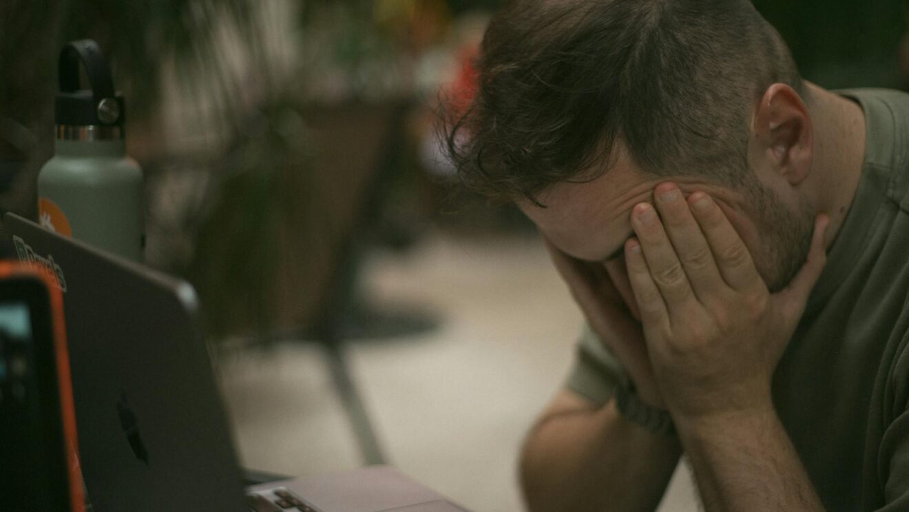 Stress et douleur à l’estomac : causes, symptômes et solutions